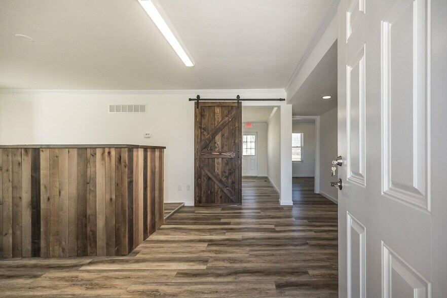 More Photos Of 302 S Lincoln Dr, Troy Office For Lease