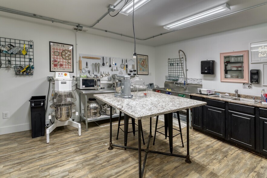 More Photos Of 462 E Henri De Tonti Blvd, Springdale Warehouse For Sale