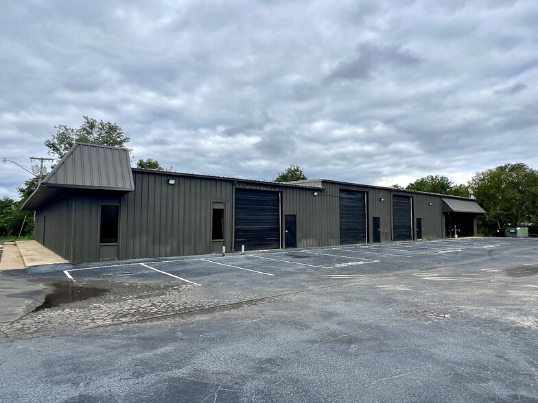 More Photos Of 137B Dyer St, Columbia Light Distribution For Lease