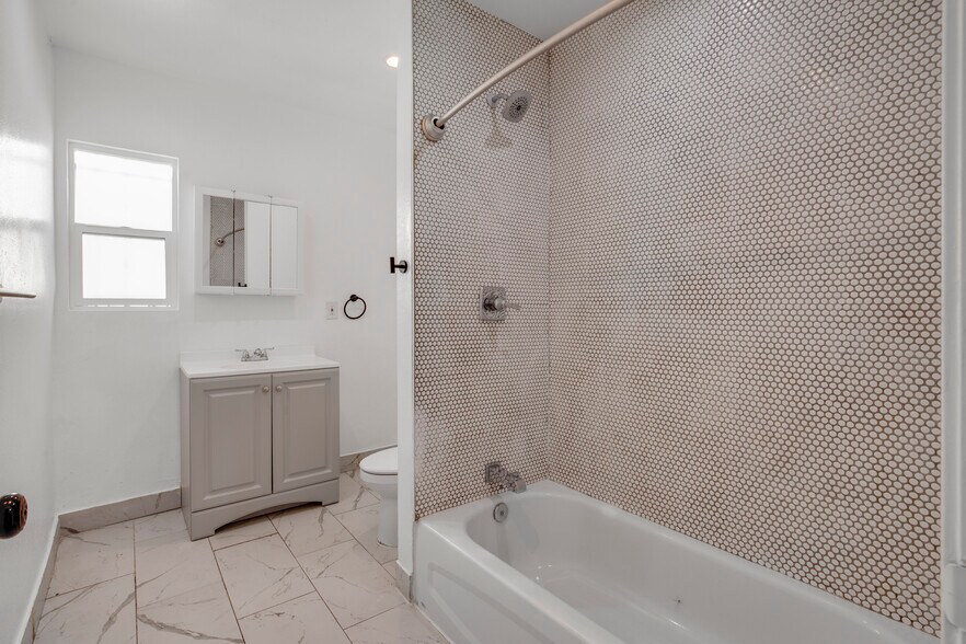 More Photos Of 520 W 82nd St, Los Angeles Apartments For Sale