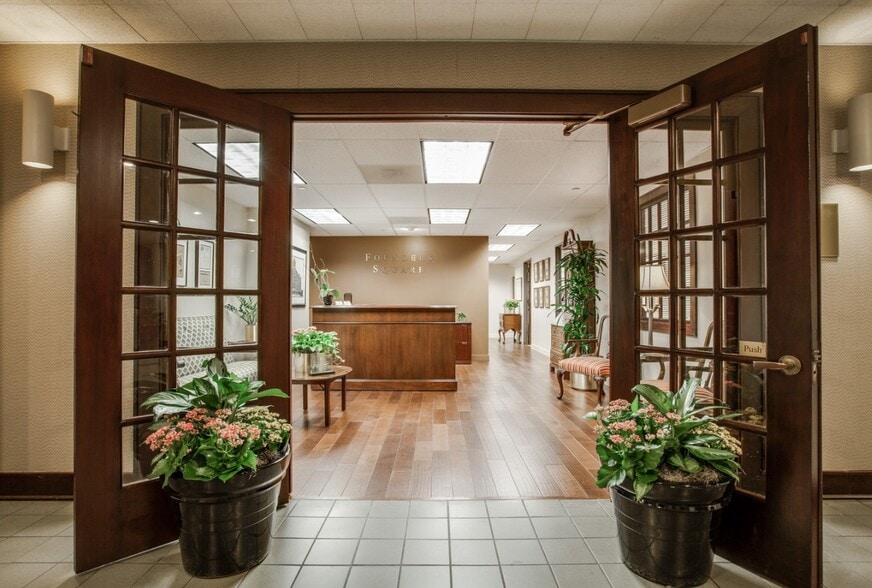 More Photos Of 900 Jackson St, Dallas Office For Lease