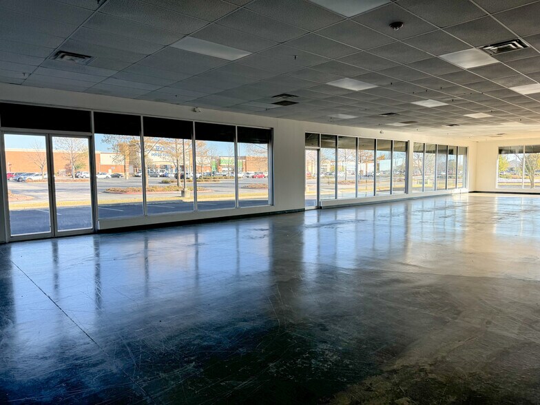 More Photos Of 529 46th St, Rogers Freestanding For Lease