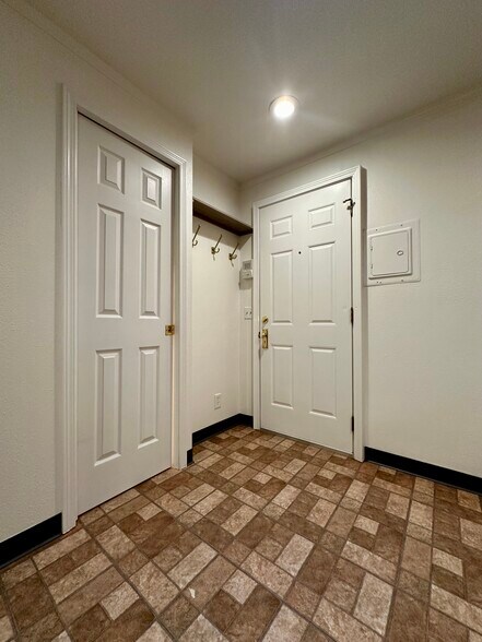 More Photos Of 600 W Crockett St, Seattle Apartments For Lease