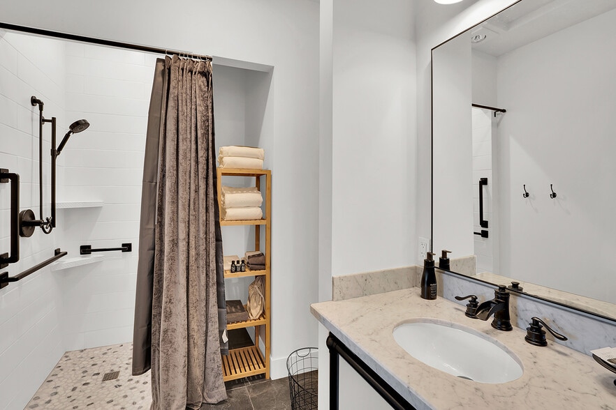 More Photos Of 560 E Main Ave, Sisters Hotel For Sale