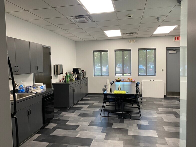 More Photos Of 1335 E Bradford Pky, Springfield Office For Lease