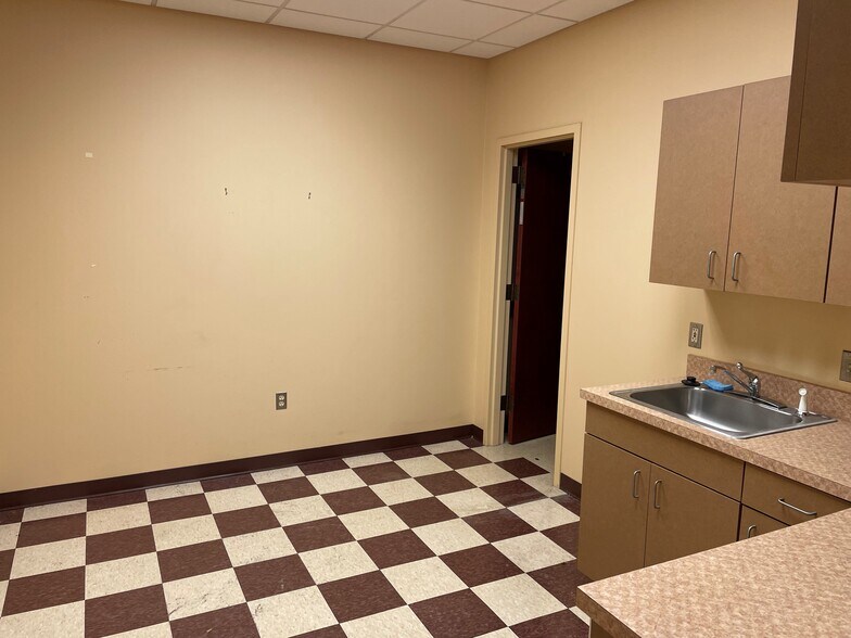 More Photos Of 139 Plaza Dr, Brandon Bank For Sale