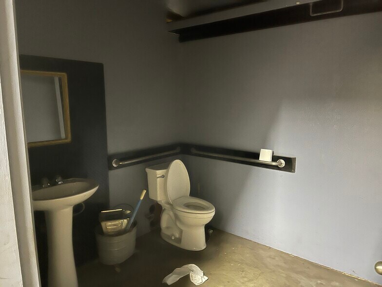 More Photos Of 971 F St, West Sacramento Service For Lease