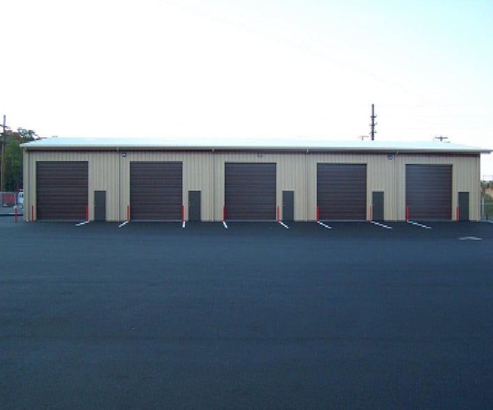 Primary Photo Of 6 Riverside Dr, Ansonia Warehouse For Lease