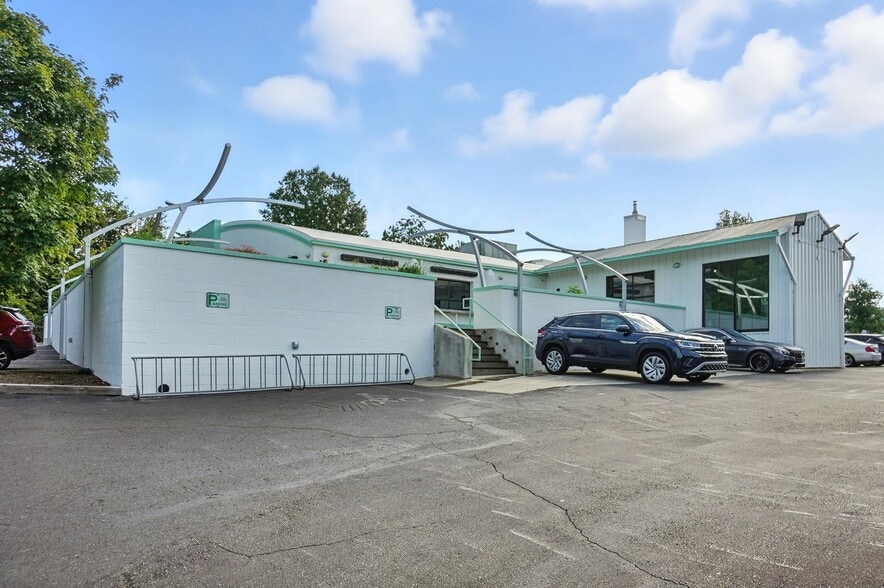 More Photos Of 933 Louise Ave, Charlotte Storefront For Lease