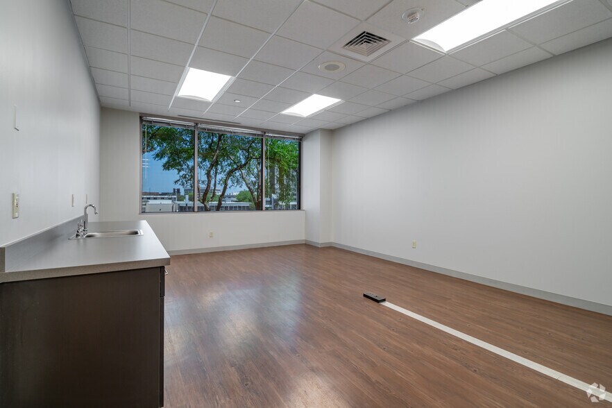 More Photos Of 1020 NE Loop 410, San Antonio Office For Lease