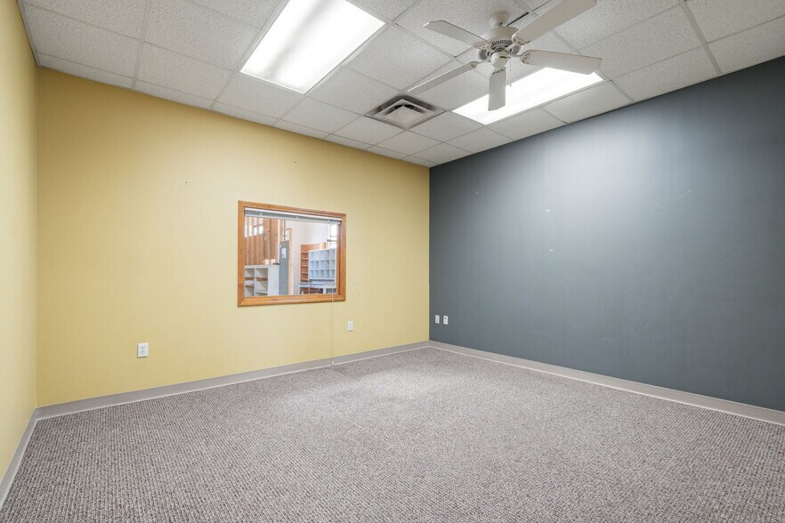 More Photos Of 311 N Waverly Ave, Springfield Warehouse For Lease