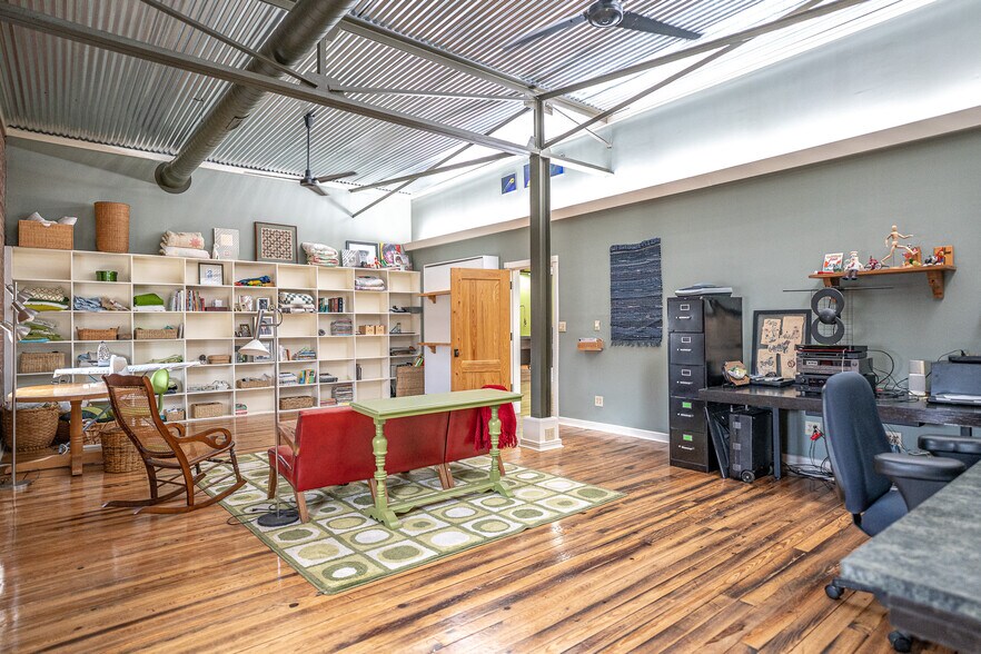 More Photos Of 1611 Washington St, Alexandria Showroom For Sale