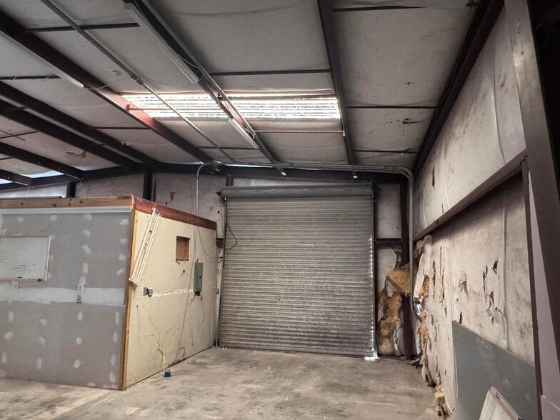 More Photos Of 1961 Highway 87, Navarre Showroom For Lease