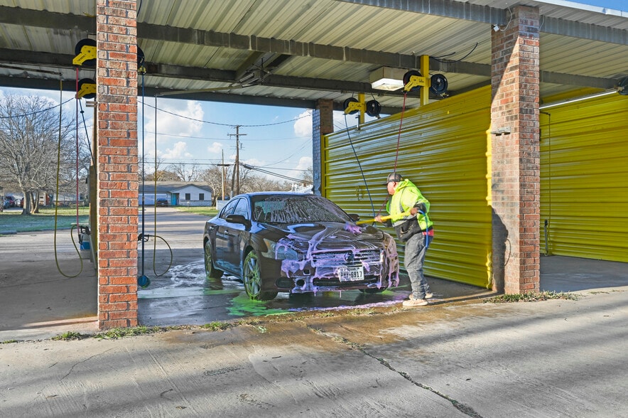 More Photos Of 805 Poindexter Ave, Cleburne Carwash For Sale
