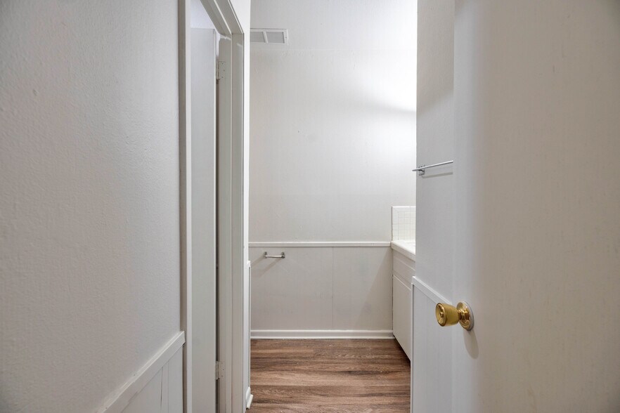 More Photos Of 2500 W 26th St, Plainview Apartments For Sale