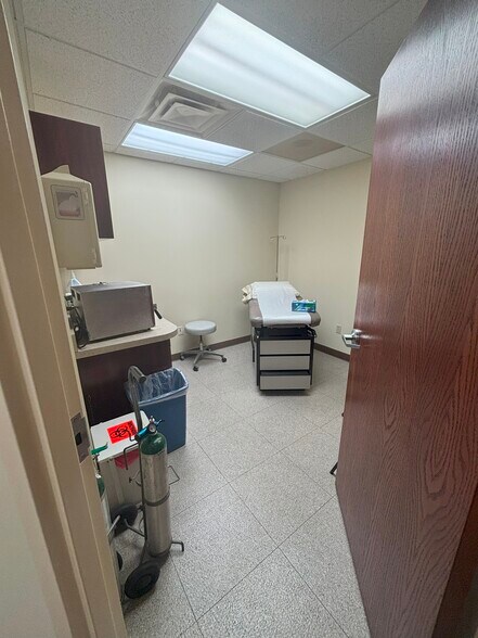 More Photos Of 1100 Torrey Rd, Fenton Medical For Lease
