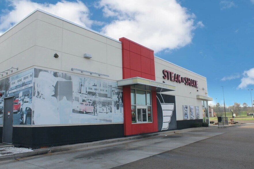 More Photos Of 300 Riverwind Dr, Pearl Restaurant For Sale