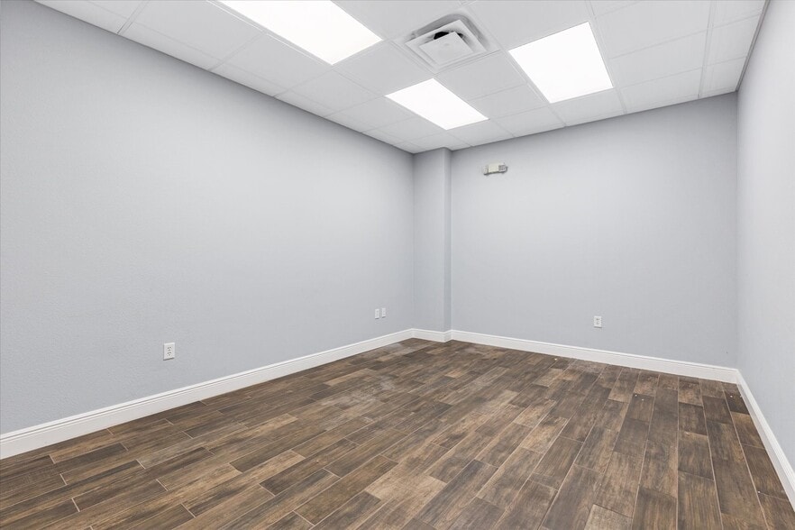 More Photos Of 1818 Greenleaf Ln, Leesburg Warehouse For Lease