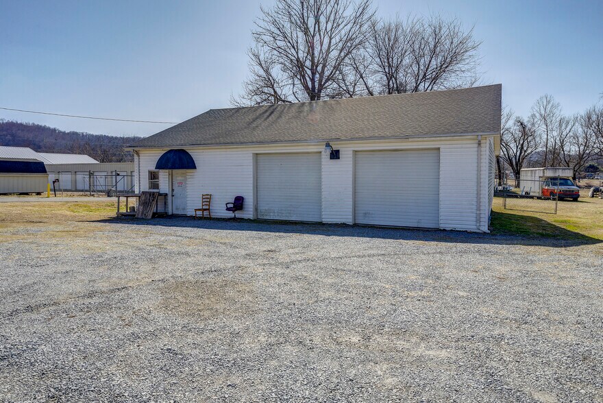 More Photos Of 215 Lovers Ln, Elizabethton Flex For Sale
