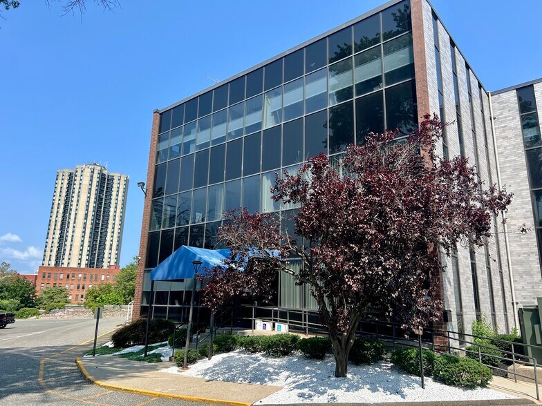 More Photos Of 50 Maple St, Springfield Medical For Lease