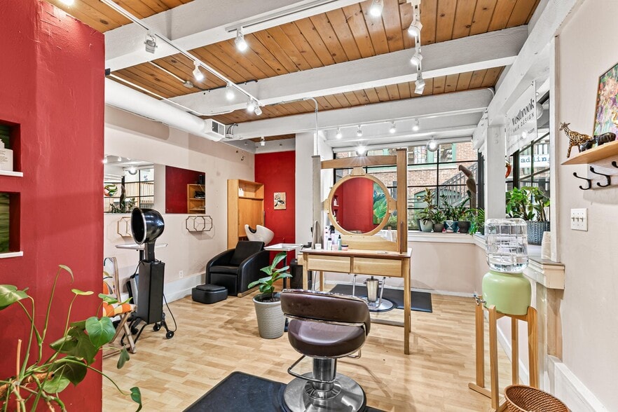 More Photos Of 116 Lithia Way, Ashland General Retail For Sale