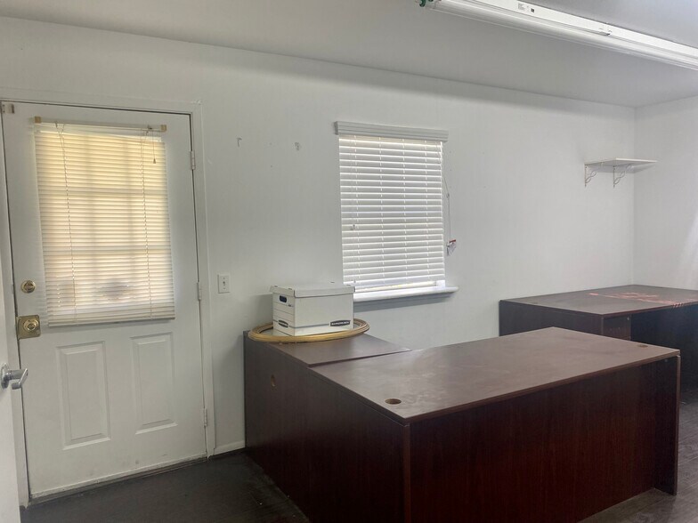 More Photos Of 424 Grand Ave, Bacliff Office For Sale