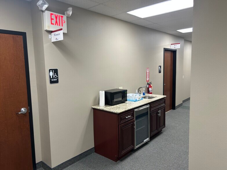 More Photos Of 1930 E 20th Pl, Scottsbluff Medical For Lease