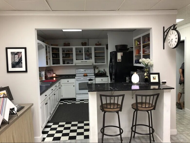 More Photos Of 8465-8467 Airport Rd, Bath Light Distribution For Sale