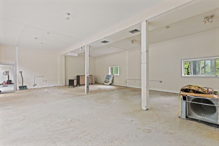 More Photos Of 15 Hamburg Tpke, Bloomingdale Office For Sale