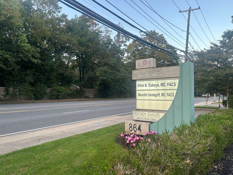 More Photos Of 864 W Jericho Tpke, Huntington Medical For Lease