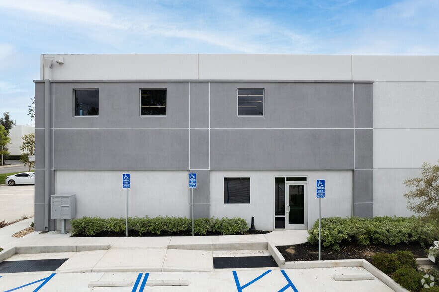 More Photos Of 18-36 Thomas, Irvine Warehouse For Lease