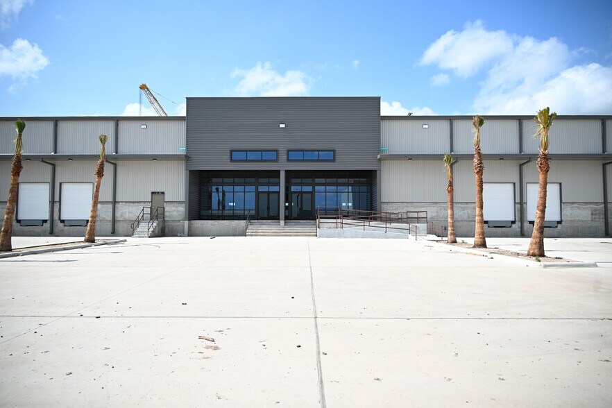More Photos Of 7244 Industrial Cir, Brownsville Distribution For Lease