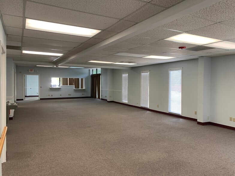 More Photos Of 360 Oak St, Gainesville Office For Sale
