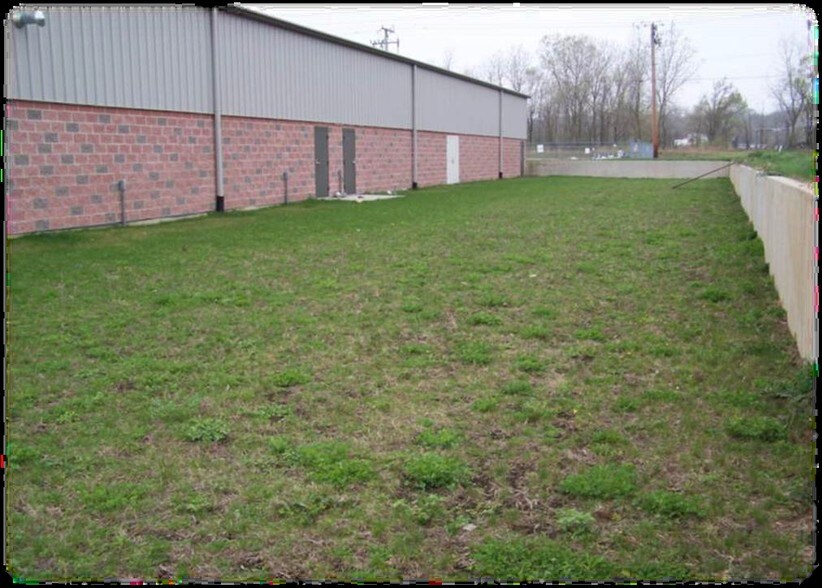 More Photos Of 155 E Chicago St, Cary Warehouse For Lease