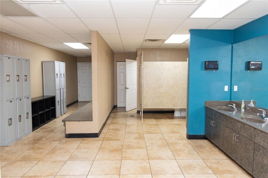 More Photos Of 15043 Main St, Alachua Showroom For Sale