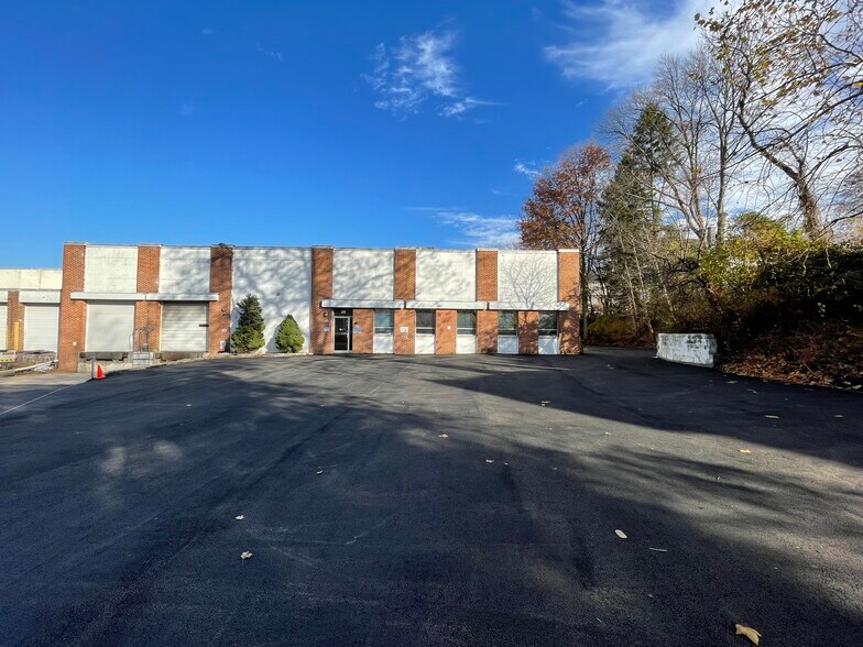 Primary Photo Of 30 Lafayette Pl, Kenilworth Warehouse For Lease