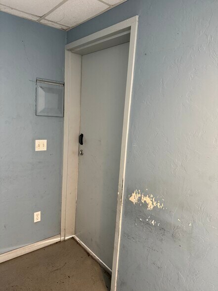 More Photos Of 3047 Terrace Ave, Naples Warehouse For Lease