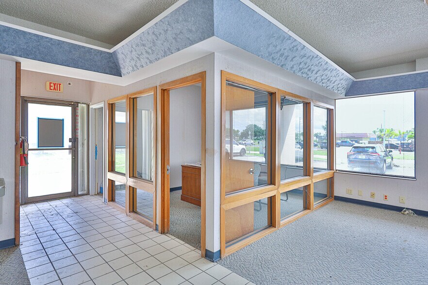 More Photos Of 320 W Cocoa Beach Cswy, Cocoa Beach Storefront Retail Office For Sale