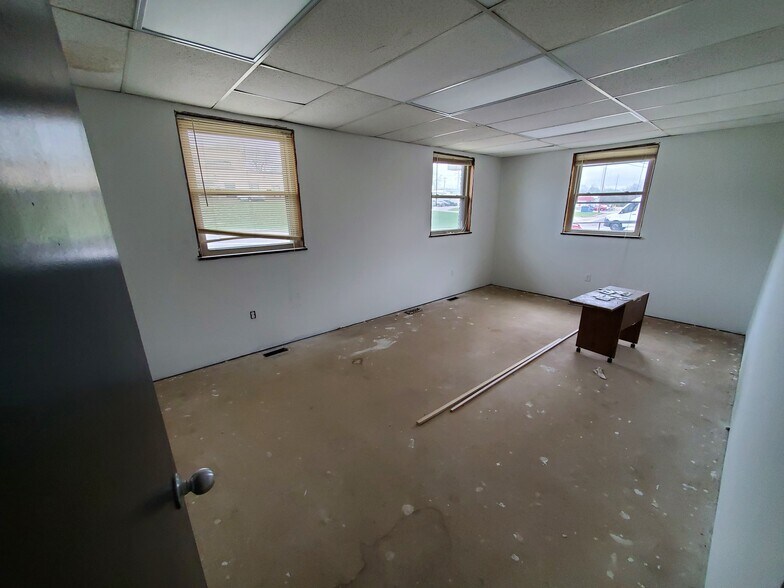 More Photos Of 9380 Watson Industrial Park, Crestwood Warehouse For Lease