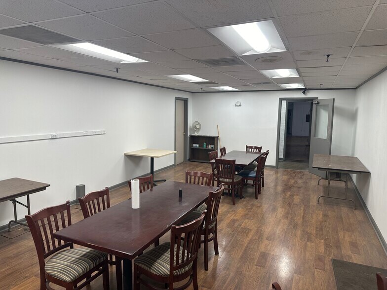 More Photos Of 425 N Gateway Ave, Rockwood Warehouse For Lease