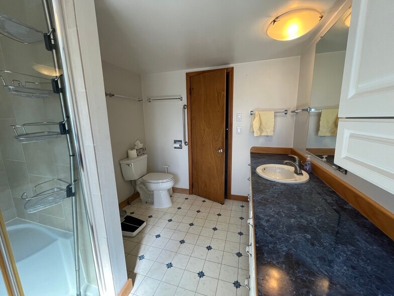 More Photos Of 1004 S Nordic Dr, Petersburg Hotel For Sale