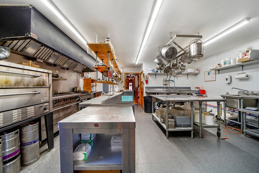 More Photos Of 418 W Spruce St, Mackay Hotel For Sale