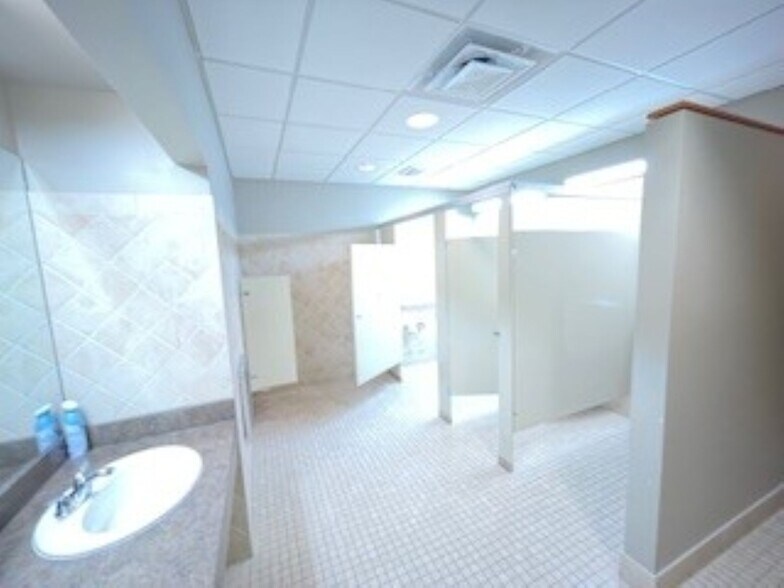 More Photos Of 121 W Lincoln Hwy, Dekalb Office For Sale