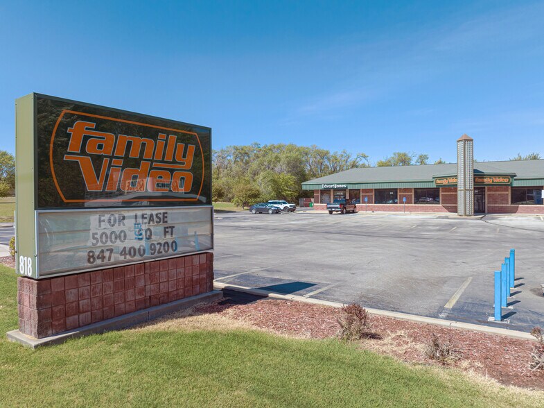 More Photos Of 818 E Meadowlark Blvd, Derby Freestanding For Lease