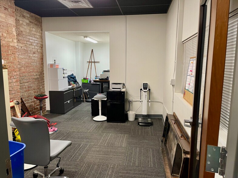More Photos Of 2540 W Pennway St, Kansas City Flex For Lease