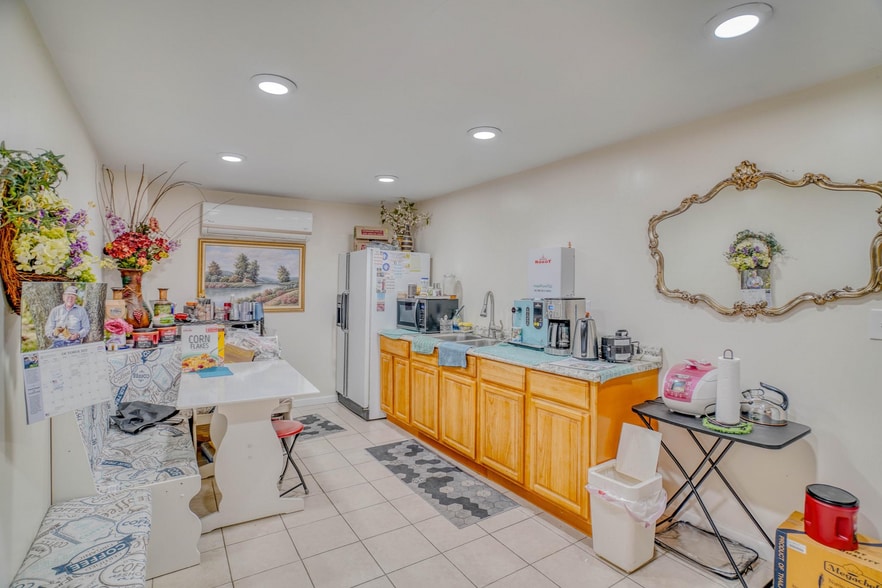 More Photos Of 12 E Wister St, Philadelphia Storefront For Sale