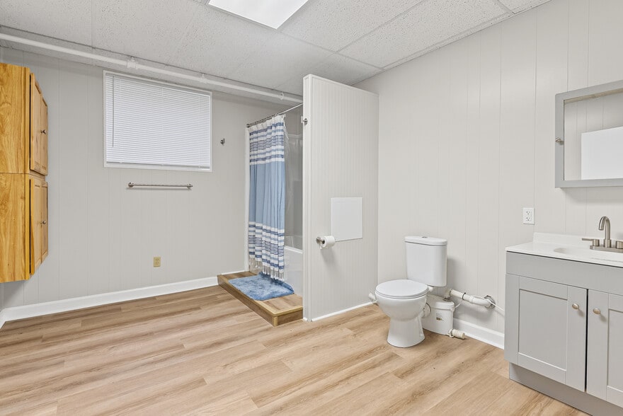 More Photos Of 525 7th St, Altavista Office For Sale