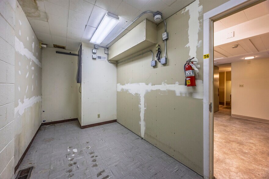 More Photos Of 210 NE Alder St, Toledo Office For Sale