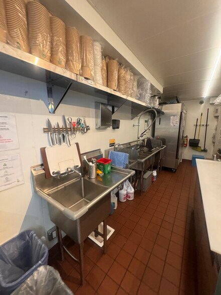 More Photos Of 175 Bay Pl, Oakland Restaurant For Lease