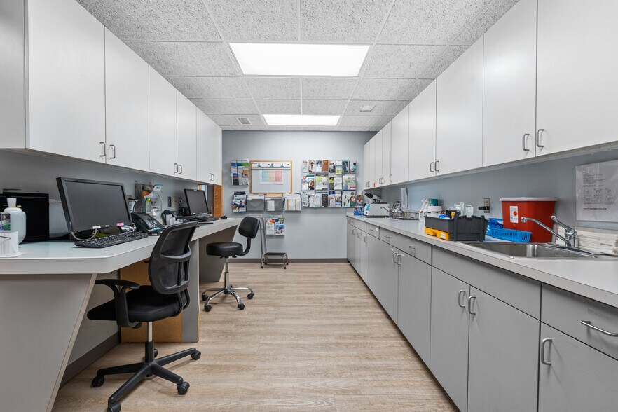 More Photos Of 28565-28585 Schoenherr Rd, Warren Medical For Lease
